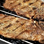 barbecue et plancha - cotes de porc grillees
